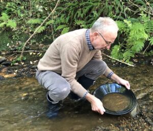 Professor Gregor Borg panning for gold in Cornwall (Foto - Nicolas Meyer)