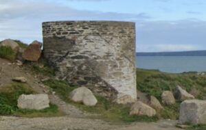 Remains of limekiln at Little Fistral, Newquay